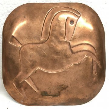 ANTICA COPPIA PIATTI RAME PIATTO BASSORILIEVO CAVALLO MUCCA VINTAGE FIRMA REBAI 