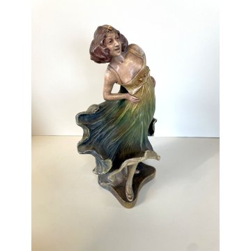 SCULTURA TERRACOTTA BB 7426 FIGURA GIOVANE DONNA LIBERTY COLPO DI VENTO FIRMATA