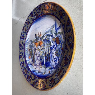 GRANDE PIATTO PARATA MAIOLICA LUSTRO SCENA STORIA ROMANA S.M.G. Gualdo T. ø 50cm