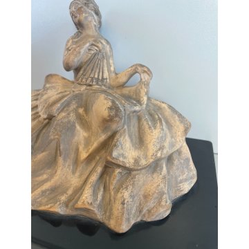 SCULTURA TUTTOTONDO DAMA TERRACOTTA FIGURA DONNA VENTAGLIO ABITO 1700 EPOCA 800