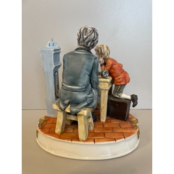 SCULTURA CERAMICA Capodimonte OROLOGIAIO FIGURA BAMBINO BISCUIT SMALTO ANNI 80