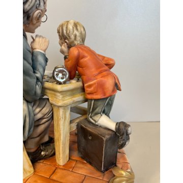 SCULTURA CERAMICA Capodimonte OROLOGIAIO FIGURA BAMBINO BISCUIT SMALTO ANNI 80