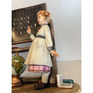 SCULTURA CERAMICA Capodimonte MAESTRA FIGURA BAMBINA ALUNNA SCUOLA BISCUIT EPOCA