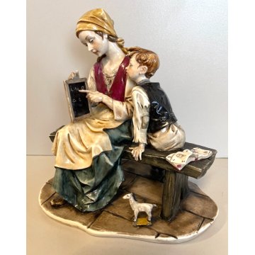 SCULTURA PORCELLANA Capodimonte FIGURA BAMBINO ALUNNO MAMMA SCUOLA VOCALI GIOCO