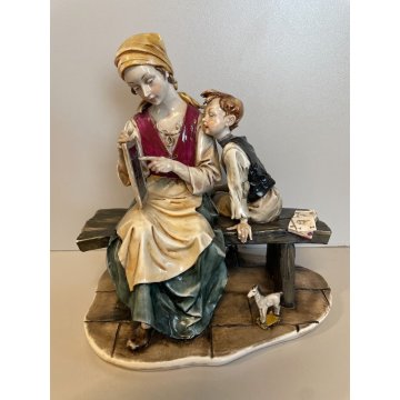 SCULTURA PORCELLANA Capodimonte FIGURA BAMBINO ALUNNO MAMMA SCUOLA VOCALI GIOCO