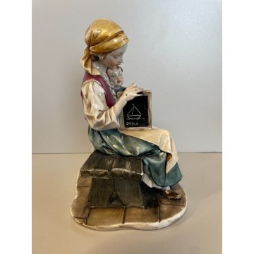 SCULTURA PORCELLANA Capodimonte FIGURA BAMBINO ALUNNO MAMMA SCUOLA VOCALI GIOCO