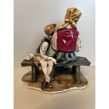 SCULTURA PORCELLANA Capodimonte FIGURA BAMBINO ALUNNO MAMMA SCUOLA VOCALI GIOCO