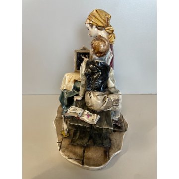 SCULTURA PORCELLANA Capodimonte FIGURA BAMBINO ALUNNO MAMMA SCUOLA VOCALI GIOCO