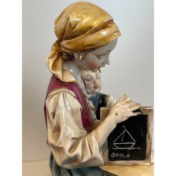 SCULTURA PORCELLANA Capodimonte FIGURA BAMBINO ALUNNO MAMMA SCUOLA VOCALI GIOCO