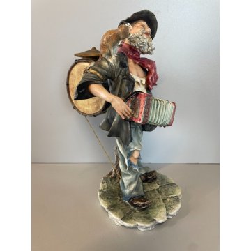 SCULTURA CERAMICA Capodimonte CLOCHARD FIGURA SENZA TETTO SCIMMIA MUSICISTA