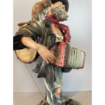 SCULTURA CERAMICA Capodimonte CLOCHARD FIGURA SENZA TETTO SCIMMIA MUSICISTA