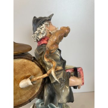 SCULTURA CERAMICA Capodimonte CLOCHARD FIGURA SENZA TETTO SCIMMIA MUSICISTA