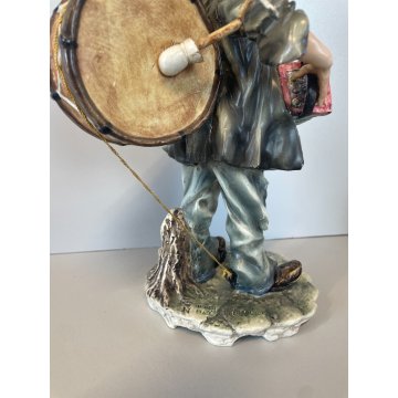 SCULTURA CERAMICA Capodimonte CLOCHARD FIGURA SENZA TETTO SCIMMIA MUSICISTA