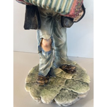 SCULTURA CERAMICA Capodimonte CLOCHARD FIGURA SENZA TETTO SCIMMIA MUSICISTA