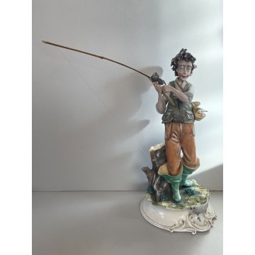 SCULTURA CERAMICA Capodimonte FIGURA pescatore CANNA DA PESCA PESCE FANCIULLO