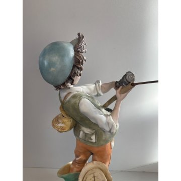 SCULTURA CERAMICA Capodimonte FIGURA pescatore CANNA DA PESCA PESCE FANCIULLO