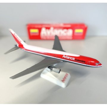 MODELLO STATICO AEREO AVIANCA Colombia Boeing 767-300 AIRPLANE Wooster Collector