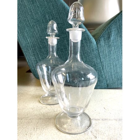 COPPIA BOTTIGLIE DECANTER LIQUORE VINTAGE VETRO SOFFIATO DECORO MOLATO TAPPI '50