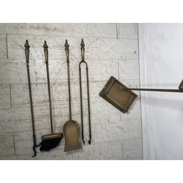 ANTICO SET DA CAMINO IN OTTONE PALETTA SCOPA PINZA FIRE TOOL FUOCO BRACERE '900