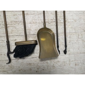 ANTICO SET DA CAMINO IN OTTONE PALETTA SCOPA PINZA FIRE TOOL FUOCO BRACERE '900