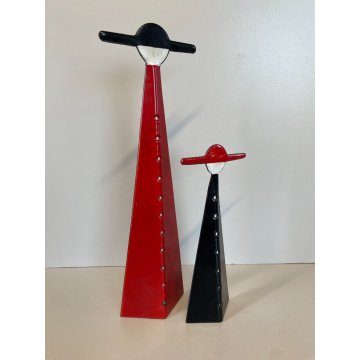 COPPIA SCULTURA CARICATURA FIGURA PARROCO PRETE FERRO SMALTATO ROSSO NERO BIANCO