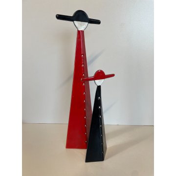 COPPIA SCULTURA CARICATURA FIGURA PARROCO PRETE FERRO SMALTATO ROSSO NERO BIANCO