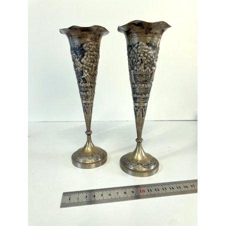 COPPIA VASO a TROMBA METALLO SBALZATO ARGENTATO DECORO ORIENTALE VINTAGE 21 cm/h