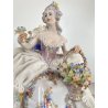 STATUINA PORCELLANA San Marco Novi DAMA SEDUTA ABITO PIZZO TULLE CESTINO FIORI