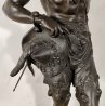 ANTICA SCULTURA GUERRIERO AFRICANO Hindou EPOCA 1800 ANTIMONIO BRONZO Capitello