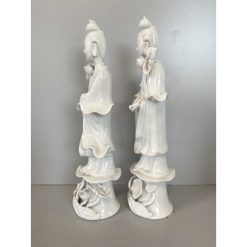 COPPIA FIGURE Guanyin CON FIORE PORCELLANA BIANCA Blanc de Chine 29cm/h XX sec