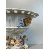 ALZATA CERAMICA CAPODIMONTE PUTTI MUSICISTI ANGIOLETTI DECORO FIORI VASO COPPA