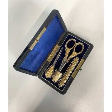 ANTICO SET STRUMENTI CUCITO VITTORIANO DORATO CUSTODIA LEGNO LACCATO  '800