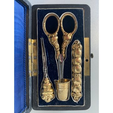 ANTICO SET STRUMENTI CUCITO VITTORIANO DORATO CUSTODIA LEGNO LACCATO  '800
