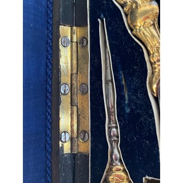 ANTICO SET STRUMENTI CUCITO VITTORIANO DORATO CUSTODIA LEGNO LACCATO  '800