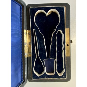 ANTICO SET STRUMENTI CUCITO VITTORIANO DORATO CUSTODIA LEGNO LACCATO  '800