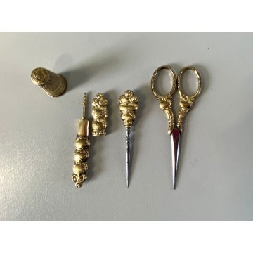 ANTICO SET STRUMENTI CUCITO VITTORIANO DORATO CUSTODIA LEGNO LACCATO  '800
