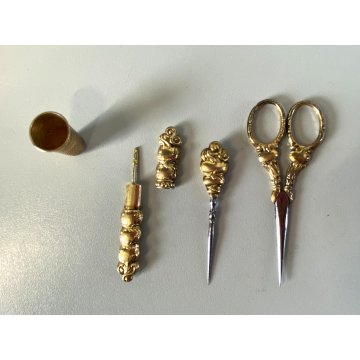 ANTICO SET STRUMENTI CUCITO VITTORIANO DORATO CUSTODIA LEGNO LACCATO  '800