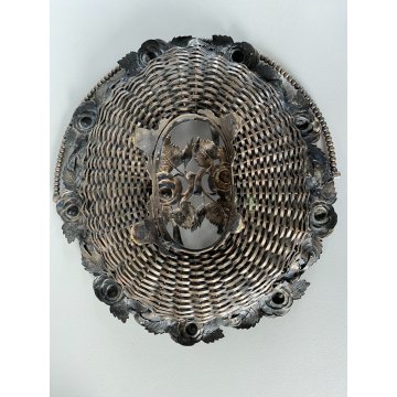 ANTICO CESTINO CENTROTAVOLA VITTORIANO MANICO METALLO DECORO SBALZO FIORI FOGLIE
