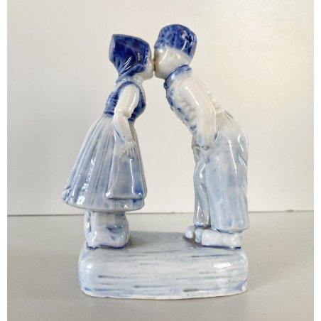 STATUINA PORCELLANA BIANCA BLU Delft HOLLAND GIOVANE COPPIA BACIO KISS VINTAGE