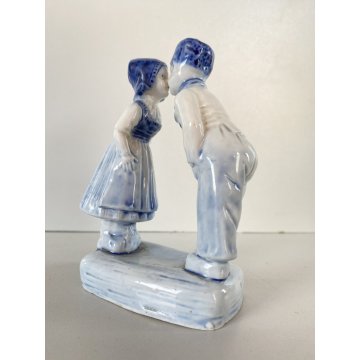STATUINA PORCELLANA BIANCA BLU Delft HOLLAND GIOVANE COPPIA BACIO KISS VINTAGE