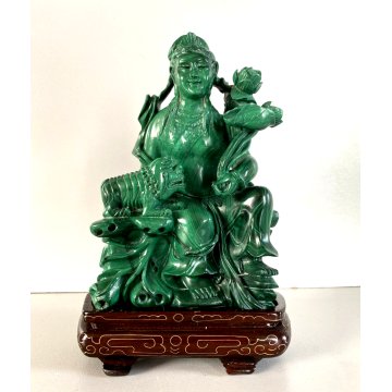 SCULTURA MALACHITE FIGURA SEDUTA FIORI DI LOTO CANE ARTE ORIENTALE XX sec
