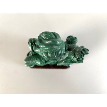 SCULTURA MALACHITE FIGURA SEDUTA FIORI DI LOTO CANE ARTE ORIENTALE XX sec