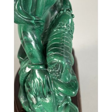SCULTURA MALACHITE FIGURA SEDUTA FIORI DI LOTO CANE ARTE ORIENTALE XX sec