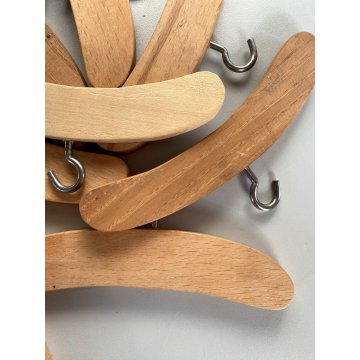 antiche 14 GRUCCE APPENDIABITI per VESTITI BAMBOLE in LEGNO MASSELLO 1950/60