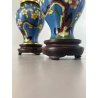 COPPIA VASO CLOISONNE CINESE BRONZO SMALTO DECORO FLOREALE BLU BASE LEGNO 16cm/h