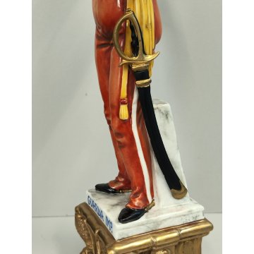 STATUINA FIGURA PORCELLANA CAPODIMONTE Ufficiale Guardia Imperiale SOLDATO epoca