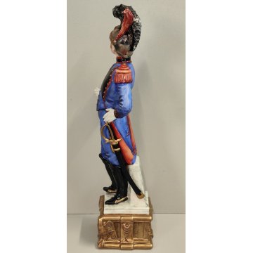 STATUINA FIGURA PORCELLANA CAPODIMONTE Cavalleggero Imperiale SOLDATO Ufficiale