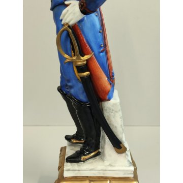 STATUINA FIGURA PORCELLANA CAPODIMONTE Cavalleggero Imperiale SOLDATO Ufficiale