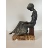 SCULTURA BRONZO FIGURA FEMMINILE DONNA SEDUTA BASE MARMO 25cm/h CONTEMPORARY ART