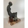 SCULTURA BRONZO FIGURA FEMMINILE DONNA SEDUTA BASE MARMO 25cm/h CONTEMPORARY ART